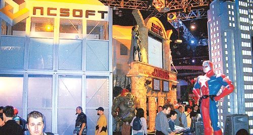 14일(현지시간) 미국 로스앤젤레스 컨벤션센터에서 열린 게임쇼 ‘E3’의 엔씨소프트 부스. 한국 회사 가운데 가장 큰 규모의 이 전시부스에서 엔씨소프트의 주요 게임 캐릭터들이 관람객들을 맞고 있다. 로스앤젤레스=연합