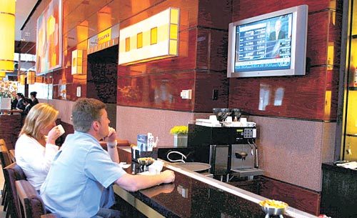 미국 뉴욕 밀레니엄 힐튼 호텔 커피숍에 설치된 LG전자의 대형 PDP TV를 투숙객들이 시청하고 있다. 사진제공 LG전자