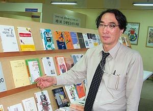 김해건설공고 이곤섭 교사가 청소년도서전에 전시 될 책들에 대해 설명하고 있다. -김해=강정훈기자