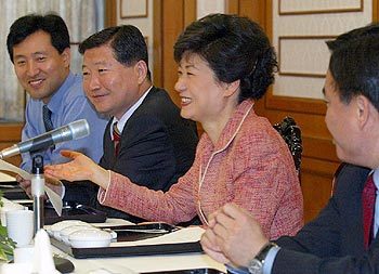 한나라당 박근혜 의원이 15일 국회 귀빈식당에서 당의 개혁을 주장하는 의원들과 모임을 갖고 재창당 수준의 당 쇄신을 촉구하고 있다. -서영수기자
