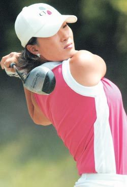 국내대회 첫 우승을 노리는 박세리가 16일 MBC Xcanvas여자오픈 첫 라운드에서 멋진 드라이브샷을 날리고 있다. 용인=연합