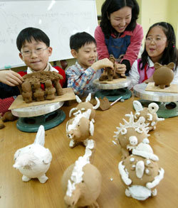 어린이들이 서울과학관에서 찰흙으로 여러 동물 모형을 만들고 있다. 정부는 앞으로 과학관 등 과학기술 문화공간을 크게 늘리기로 했다. -사진제공 서울과학관
