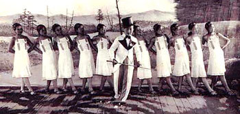 1930년대 명월관에서 평양기생학교 소속 기생들이 공연을 하고 있는 모습. -사진제공 서울역사박물관