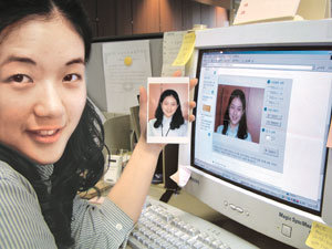 화백한 디지털 카메라 사용자가 인터넷 인화 서비스로 뽑은 사진을 살펴보고 있다. 디지털 카메라의 대중화로 디지털 사진을 집까지 배달해주는 인터넷 인화점이 인기를 끌고 있다.동아일보 자료사진