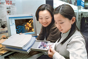 디지털 카메라로 찍은 사진은 포토프린터를 활용해 집에서 직접 출력할수 있다.동아일보 자료사진