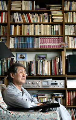 한국을 대표하는 인문학자인 김우창 교수. 그는 자신을 추종하는 이들을 조직하거나 가르치는 대신 더 큰 인문학적 사유를 꿈꾸는 영원한 지성인이다. 김미옥기자