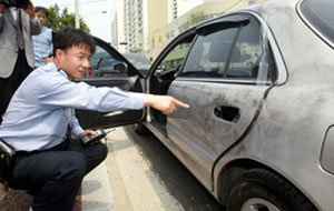 “뒷문 안잠가 무방비” 19일 대전 동구 대동오거리 S신협 현금수송차량 강탈사건 현장에서 경찰관이 당시 상황을 설명하고 있다. 대전=뉴시스