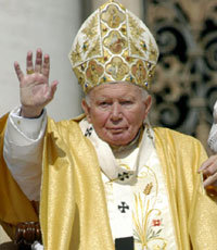 교황 요한 바오로 2세가 83세 생일을 맞은 18일 특별 미사를 집전하기 위해 성베드로 광장에 나와 신도들에게 손을 흔들고 있다. 바티칸시티=게티이미지