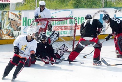 17일 인천동막시립롤러장에서 열린 2003 KHL 세미프로 인라인하키리그 BN하키-로시뇰의 경기에서 양팀 선수들이 로시뇰팀 골문앞에서 혼전을 벌이고 있다. 인천=원대연기자