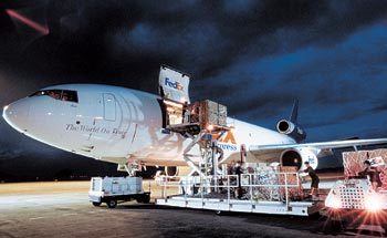 야간에 멤피스의 페덱스 슈퍼 허브에 착륙한 비행기에서 화물을 꺼내고 있다. 사진제공 페덱스