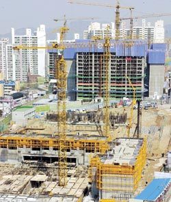 건설회사들이 올해 상반기에 추진하려던 아파트 공사가 인·허가 절차의 지연으로 상당 기간 미뤄질 가능성이 높다는 목소리가 높다. 동아일보 자료사진