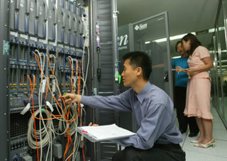 서울교육청 전산시스템 점검 20일 서울시교육청 전산실에서 직원들이 교육행정정보시스템(NEIS)의 전산시스템을 점검하고 있다. 변영욱기자