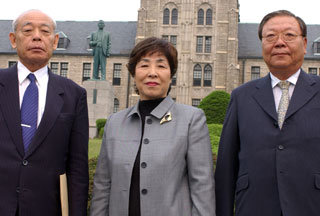 동아일보사 초청으로 방한한 나카에 도시타다 일본 아사히신문 특별고문(왼쪽) 부부가 20일 김병관 고려대 이사장 초청으로 고려대를 방문했다.-사진제공 고려대학교