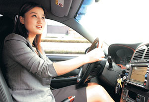 현대모비스의 최첨단 텔레매틱스 단말기인 ‘엑스라이드’가 부착된 승용차 내부. 자동차 안에서 음성으로 전화를 걸 수도, 라디오를 들을 수도 있다. 사진제공 현대모비스