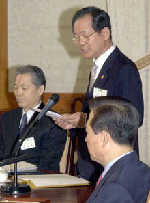 송 장관이 2002년 2월 27일 DJ 앞에서 업무보고를 하고 있다.-동아일보 자료사진