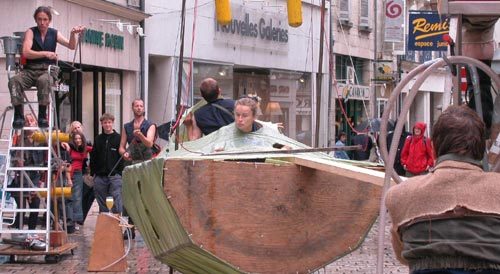 네덜란드의 마임극단인 와너&콘서튼이 올 축제에 보여 줄 작품 ‘옮겨다니는 볼거리’(Walking spectacle)의 도입부. 일상에서는 상상조차 할 수 없는 비 논리적인 행위와 소리가 어울리는 공간을 창조해 특별한 체험을 선사한다. 오는 30일과 6월 1일 두 차례 공연. 사진제공 춘천마임축제 사무국