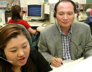 LG텔레콤 남용 사장(오른쪽)이 진지한 표정으로 상담원과 고객의 대화내용을 메모하고 있다. 사진제공 LG텔레콤