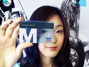 현대카드가 21일 내놓은 투명한 카드 ‘현대카드M’. 사용금액의 2%를 M포인트로 적립해 새 차 구입 및 정비, 쇼핑몰 이용 등에 사용할 수 있다. 사진제공현대카드