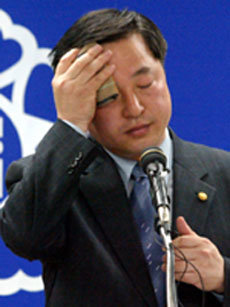 공무원 노조와 한총련 불법시위에 관한 질문이 이어지자 김두관 행정자치부 장관이 이마의 땀을 닦아내며 난감한 표정을 짓고 있다.-땀 닦는 행자부장관