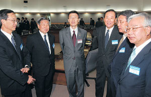 21일 서울 종로구 세종로 외교통상부청사에서 열린 재외공관장회의 도중 한승주 주미대사, 정태익 주러시아대사, 윤영관 외교통상부장관, 조세형 주일대사, 김삼훈 주유엔대사, 조원일 주뉴욕총영사(왼쪽부터)가 환담을 나누고 있다.-변영욱기자