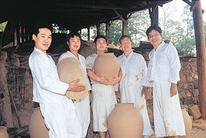 7대째 옹기를 구워 온 김일만씨 가족이 21일 그들의 작업장인 경기 여주군 ‘오부자 옹기’에 모였다. 왼쪽부터 정호 성호 용호 일만 창호씨.-사진제공 한국산업인력공단