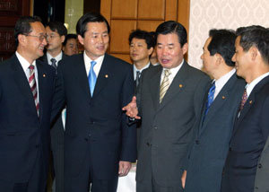 22일 오전 서울지검 서부지청에 출두한 안희정씨가 청사로 들어가기에 앞서 기자들의 질문에 답하고 있다.-안철민기자
