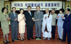 서울시 약사회 전영구 회장(왼쪽에서 네번째)이 시민네트워크 의장인 강문규 지구촌나눔운동 이사장(가운데)에게 성금을 전달하고 있다.박영대기자