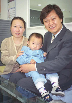 늘사랑회 김상기 회장(오른쪽)이 중국 지린성에서 심장병을 앓는 조선족 원모군(2세)을 강원 속초시로 초청, 수술을 시켜주었다. 왼쪽은 원군의 어머니.-속초=경인수기자
