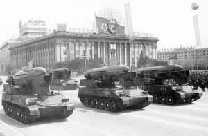 북한의 미사일 부대가 평양시내에서 시가행진을 하고 있다.-동아일보 자료사진