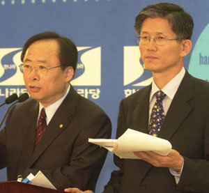 23일 한나라당 김문수 의원(오른쪽)이 노무현 대통령과 친형 건평씨의 재산관련 의혹을 제기하는 기자회견을 갖는 자리에서 이주영 의원이 보충 설명을 하고 있다.-서영수기자