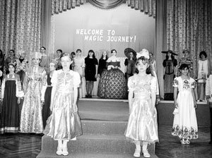 러시아 모스크바의 930학교 학생들이 방과 후 특기적성시간을 이용해 직접 만든 전통의상을 입고 패션쇼 공연 연습을 하고 있다.-모스크바=홍성철기자