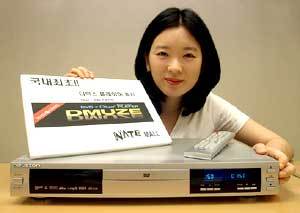 네이트닷컴에서 27일 판매에 들어간 국내 최초의 디빅플레이어 '디뮤즈(DMUZE)'. DVD는 물론, 디빅(Dvix), MPEG-4 등 컴퓨터 동영상 파일을 TV를 통해 볼 수 있다. 판매가 42만9천원.