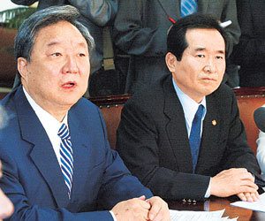 27일 열린 민주당 고위당직자회의에서 정대철 대표(왼쪽)가 “분당은 재앙을 가져올 뿐”이라며 분당 불가를 강조하고 있다.-김경제기자