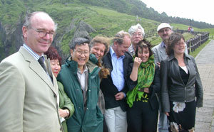제주 성산일출봉 앞에 모인 한국과 독일의 참가자들. 왼쪽부터 모제바하, 김희열(제주대 교수), 김광규, 후안나 부르크하르트, 자르토리우스, 김원일, 가제티, 토비아스 부르크하르트, 굼프만. -제주=조이영기자