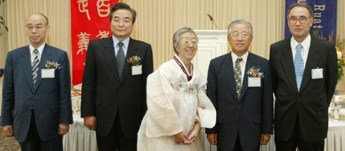 왼쪽부터 홍진 선생 손자의 처남인 신광휴씨, 이한동씨, 진의종 전 총리 부인 이학씨, 이대순 이홍구씨.박주일기자