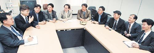 ‘2003 경제정책 리더들’ 취재에 참여한 본보 경제부 기자들이 취재과정에서의 여러가지 일화와 이번 시리즈의 반응 등에 대해 이야기를 나누고 있다. 왼쪽부터 김광현 구자룡 고기정 송진흡 기자, 권순활 차장, 김동원 천광암 공종식 황재성 이은우 기자.박주일기자