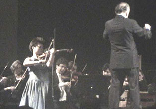바이올리니스트 이유라가 뉴욕필의 메모리얼 데이 특별콘서트에서 로린 마젤 지휘로 차이코프스키의 바이올린 협주곡을 협연한 뒤 관객들의 갈채에 답하고 있다. -뉴욕=유윤종기자