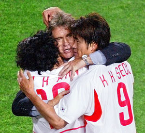 운동 경기에서 이긴 팀은 서로의 어깨를 얼싸안는다.동아일보 자료사진