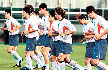 내일 일본 깬다“두 번 패배는 없다.” 29일 일본 도쿄에 입성한 한국축구대표팀이 니시가오카경기장에서 적응훈련을 하고 있다. 태극전사들은 31일 열리는 한일전에서 지난달 서울에서의 패배를 설욕하겠다는 결의를 다졌다.도쿄=연합