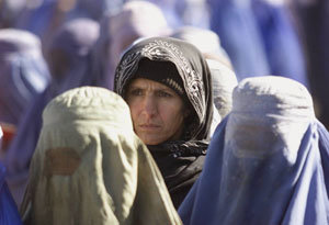 아프가니스탄 카불의 여인들. 저자인 스피박은 여성들 사이의 인종과 계급의 차이를 고려하지 않는 기존의 페미니즘을 새로운 문화적 제국주의의 한 형태라고 비판한다.동아일보 자료사진