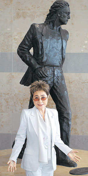지난해 영국 리버풀의 존 레넌 공항에서 레넌 동상 앞에 선 오노 요코.동아일보 자료사진