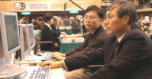 조훈현 9단이 이달 초 아마추어 팬 3000여명과 5점 치수로 N 대 1 대국을 벌였다.-사진제공 타이젬