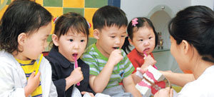 서울 강남구의 한 어린이 치과에서 어린이들이 칫솔질 요령을 배우고 있다. 충치는 예방이 가장 중요하기 때문에 식사 후에는 반드시 칫솔질을 해야 한다.권주훈기자 kjh@donga.com