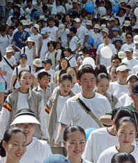 지난달 31일 ‘사랑의 맨발걷기’ 행사에 참가한 시민들이 서울 남산 순환로를 걷고 있다.권주훈기자