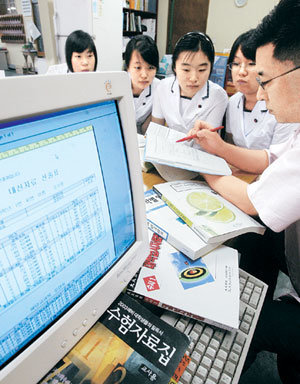 학교생활기록부 성적이 좋은 학생들은 3일부터 시작되는 2004학년도 대입 1학기 수시모집에 소신껏 지원해 볼 필요가 있다. 서울 배화여고 3학년생들이 입시 상담을 하고 있다. 변영욱기자 cut@donga.com