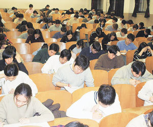 대입 수험생들이 대학 고사장에서 논술 시험을 치르는 모습.동아일보 자료사진