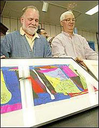 피카소의 그림을 잃어버렸던 윌리엄 베일리(왼쪽)와 이를 찾아준 폴 아비 부트루스가 그림을 들어 보이고 있다.-사진제공 뉴욕 타임스