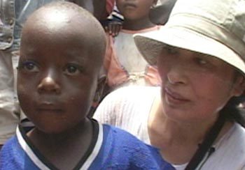 서아프리카의 작은 나라 시에라리온을 찾은 탤런트 김혜자. 그곳에선 오랜 내전 속에서 팔다리가 잘린 채 천연덕스럽게 뛰어 놀고 있는 아이들을 쉽게 만날 수 있었다. 사진제공 SBS