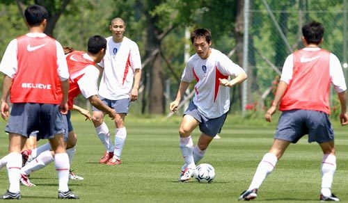 미니게임‘진공청소기’ 김남일(오른쪽에서 두번째)이 4일 파주 NFC에서 실시된 축구대표팀 미니게임에서 드리블하고 있다. 파주=연합