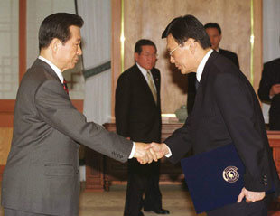 김은성이 2000년 4월 27일 청와대에서 DJ로부터 2차장 임명장을 받고 있다.-이동관기자